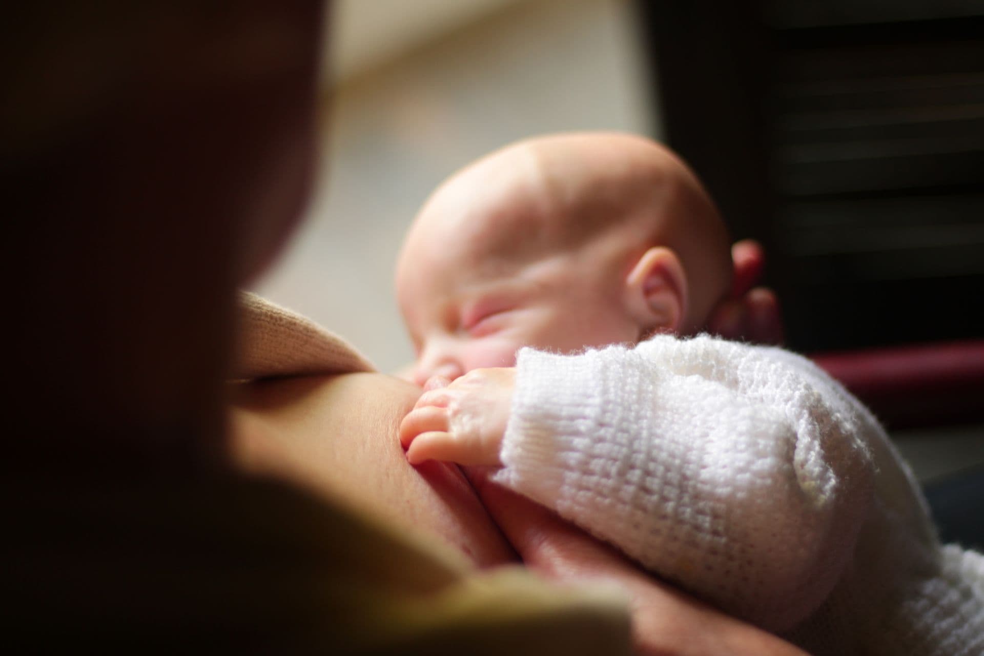 Disposable vs. Reusable Nursing Pads: Which Actually Keeps You Dry?